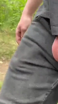 Giovane ragazzo che fa esibizionismo, sculacciare il culo e si masturba nella foresta