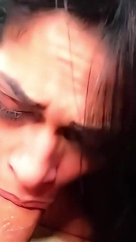 Một mình, ngổ ngáo và sừng sỏ: chơi không có quy tắc với dương vật giả trong âm hộ sau đó vào mông nóng bỏng