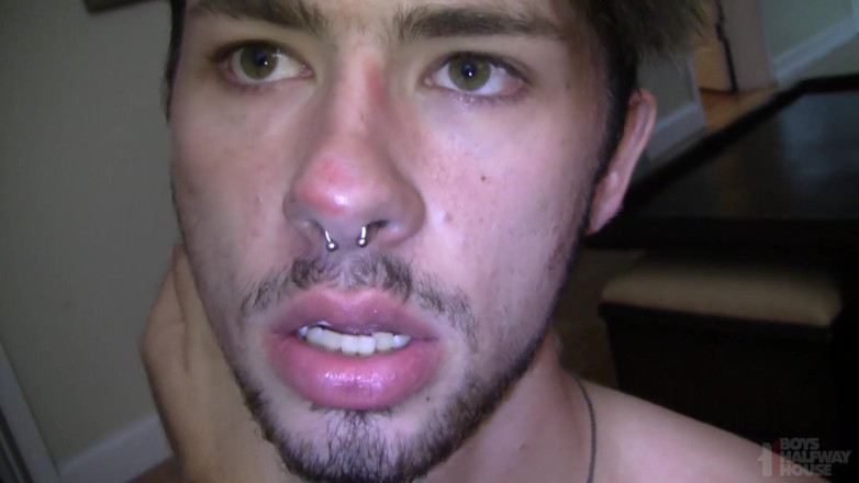Boys half-way house: Un joueur de vapotage viole les règles et se fait...