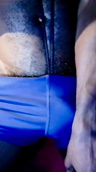 Mi bulto masivo en mis pantalones cortos apretados de spandex azul con