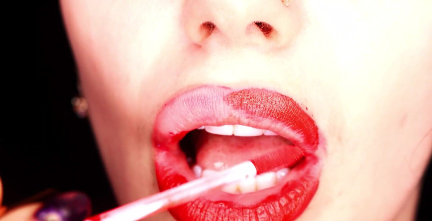 Goddess Misha Goldy: Czerwone wargi zbliżenie