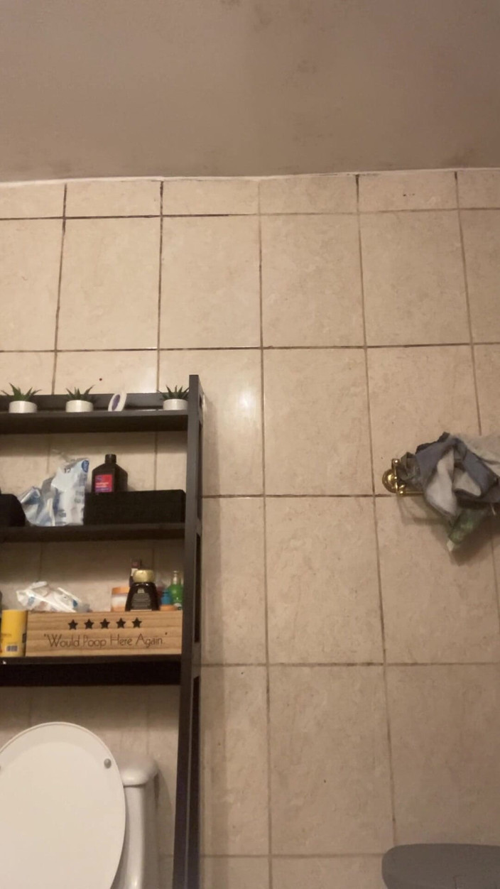 Chubbytits16: Aku lagi asik nyepong kontol kecilku sambil nyepong kontolku