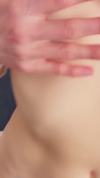 Rakaman dekat bibir pepek berbulu dan pantat, si rambut coklat seksi melancap - Eva Myst