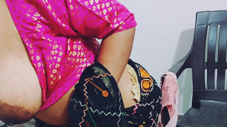 Desi Pari Bhabhi: Mama vitregă indiană și fiul vitreg