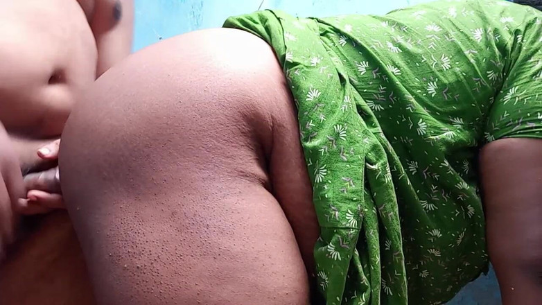 Veni: Moglie tamil che scopa e succhia in bagno