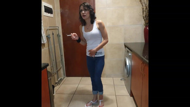 domslutfucker: Pequeña Chica Fumadora Meando En Sus Pantalones Mientras Fuma Un...