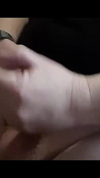 Guarda questo ragazzo paffuto con un piccolo cazzo che geme mentre viene in primo piano solo per te