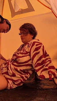 Neuken op een openluchtfestival in een tent