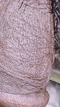 Ladyboy con pene di limp che piscia all'aperto