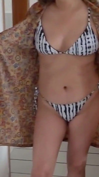 Vídeo Completo De Uma Madrasta Se Exibindo Em Um Biquíni E Lingerie. Gostaria De Conhecê-la? Você Iria Transar Com Ela?