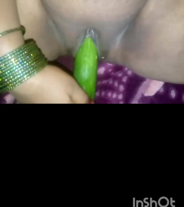 Savita sex video: Karwacaut me desi bhabhi ka hadiah hanya liye chut me...