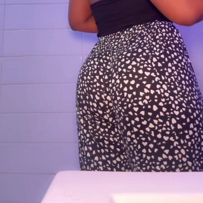 African Fart Queen: Pârțuri, noaptea târziu, cu pijamale împuțit