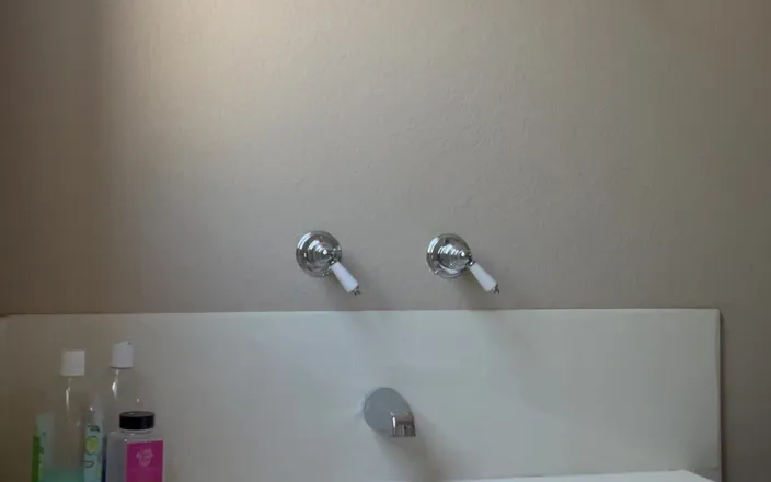 Nasty_FetishFem: Mature Bath Shy Orgasm
