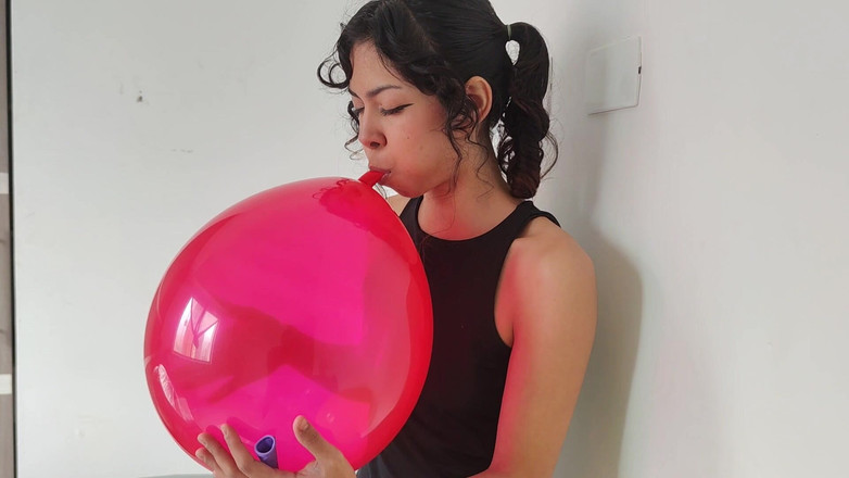 Cindy Luna Petite: Drobná latina Looner dostane barevnou balónkovou terapii