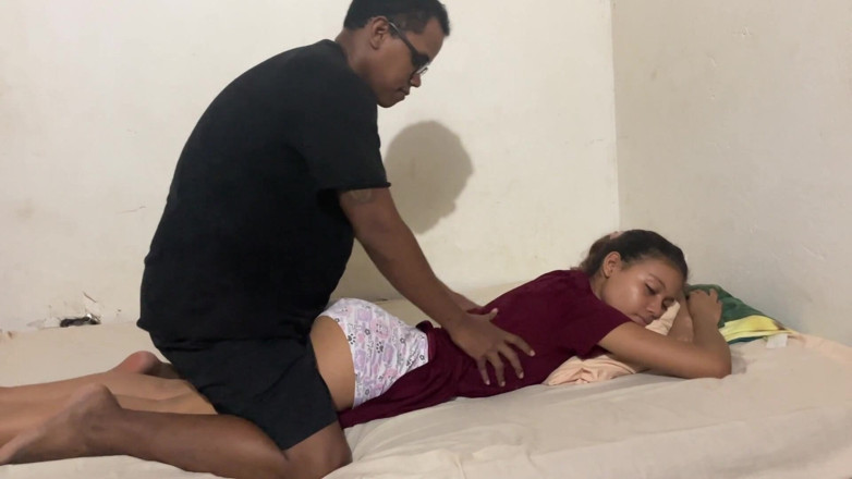 kafesexxx: Minha pequena meia-irmã precisa de uma massagem e eu dou...