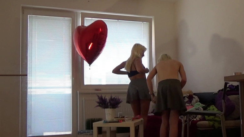 Leon Lambert Girls Twerk Parties CFNM: 성인 비즈 티나가 데이지를 만나면 거의 합법적입니다. 에피소드 5