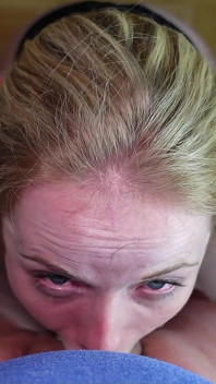 La ragazza tedesca fa un pompino pov mentre dice porcate e ingoia lo sperma