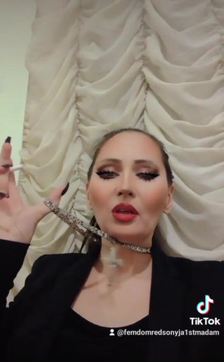 Dominatrix Redsonyja: Z mé postele pro vás, bohyně Červená Sonyja vždy myslí, kdo...