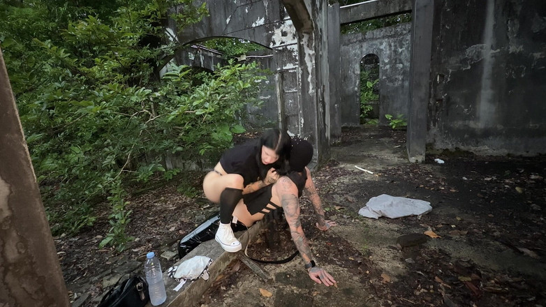 SkinLovers: Побачення з альт-дівкою закінчилося жорстким сексом і глибоким мінетом у покинутому місці