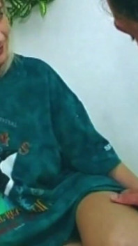 Blond mogen brud deepthroats och får fitta sträckt vid
