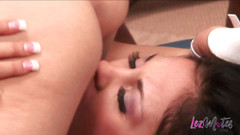 Lez Mates: Gustose fighe bagnate compiacipate con le loro lingue lunghe