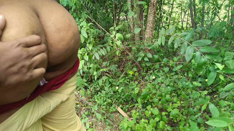 Magilmathi: Mahasiswa berseragam di luar ruangan