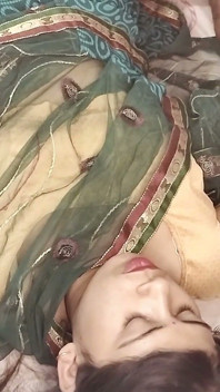 Sari sıkı amcıklı desi yenge Hintçe ses kaydında devar tarafından sert sikiliyor