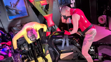 Lady Valeska: Tim meludah panggang dari dommes karet