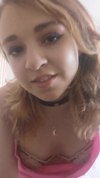 Strip-tease maison doux et masturbation sauvage. Gros plan
