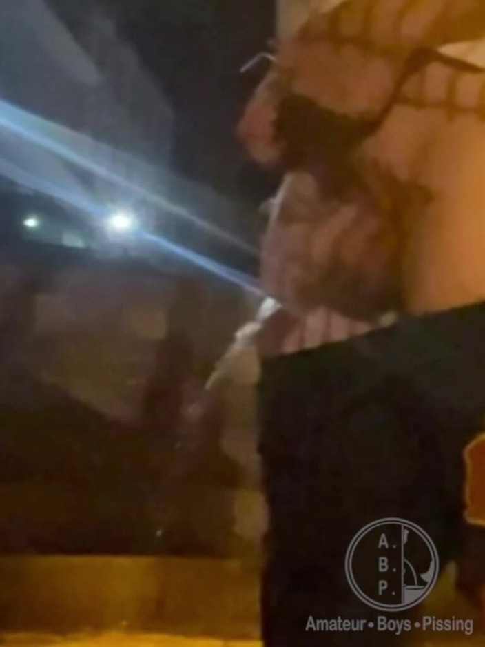 AmateurBoysPissing: Amateur Hetero Jongen Betrapt Op Pissen Op Straat
