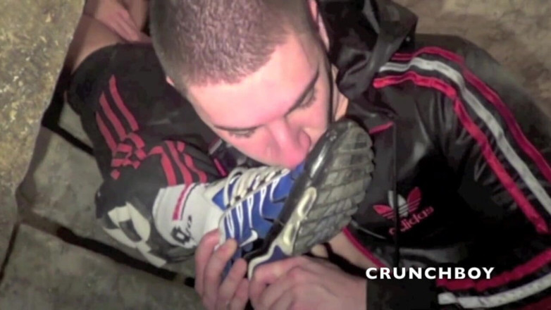 Sneaker gay: Matt Kenedy ošukaný Arabem s teniskovou dominancí