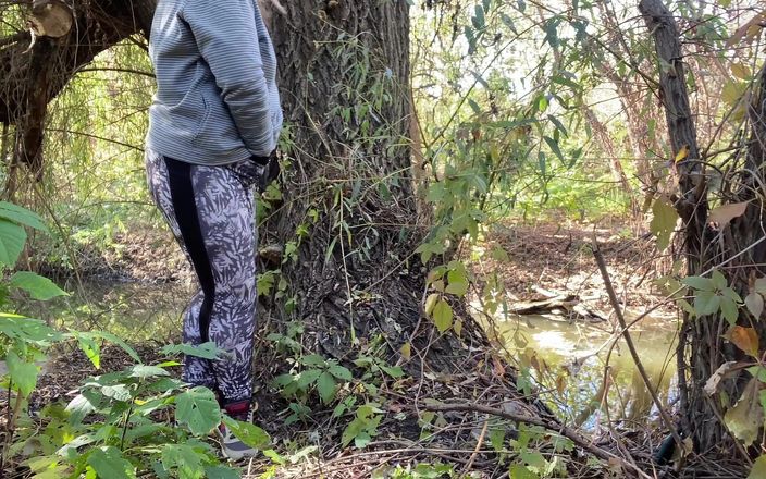 SoloRussianMom: Kåta MILF klädda i leggings onanerar på flodbanken