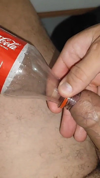 Chlapec dostane svého ptáka uvíznutého v láhvi coca-cola