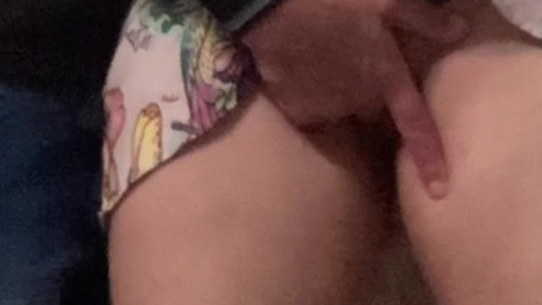 Niki studio: अजनबी challange - मैं एक अजनबी से मेट्रो में अपनी चूत में उंगली करने के लिए कहता हूं