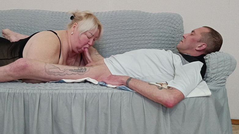 Zona901: Une belle-mère pétille sa gorge avec une pipe profonde et...