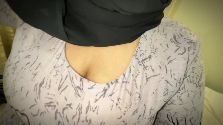 Aria Mia: Арабський мусульманин, 18-річна гаряча дівчина в хіджабі, ділиться чимось