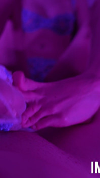 Ma demi-sœur fait un footjob dans des chaussettes à fleurs