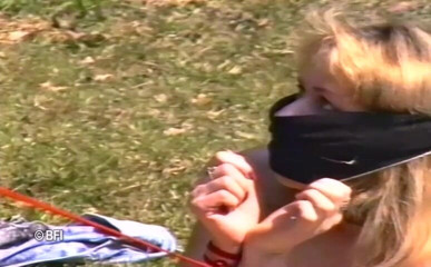 Slave Seks: Girl like to suck and gets spanked outside.