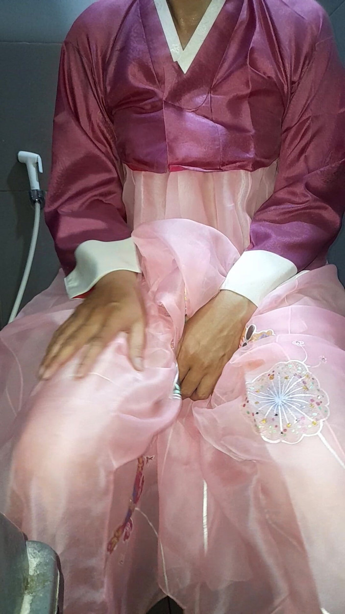 Naomisinka: Travestit ejaculează purtând Rochie tradițională coreeană Hanbok