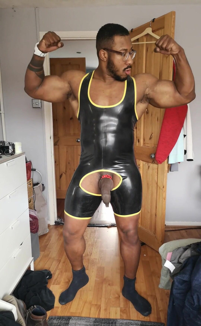 Amadeus: Ik hou van dit nieuwe rubberen pak dat ik heb...