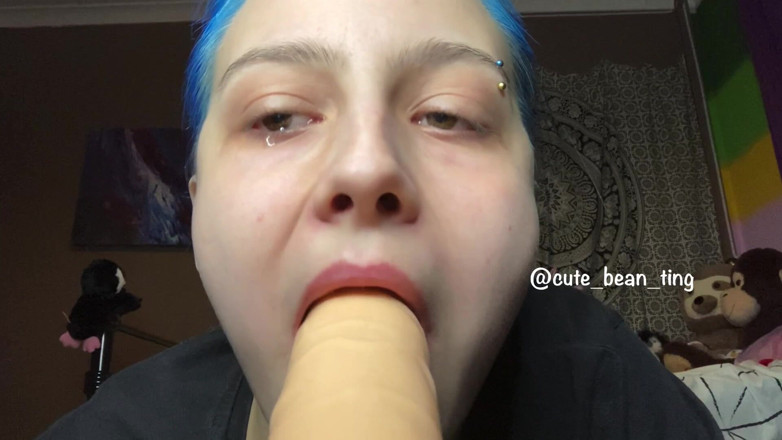 Alice Bean: Bean kokhalst op een dildo