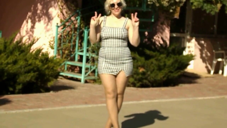 Nylon-Heels: Hübsche frau am pool in strumpfhosen und high heels