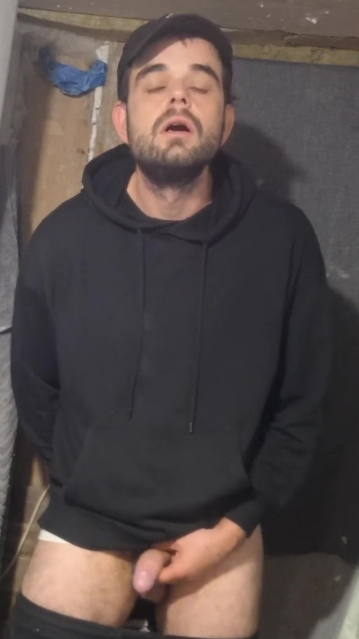 jerkofflover: Скейтер эякулирует в заброшенном здании