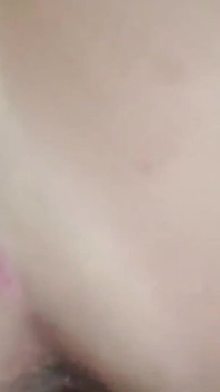 Joven travieso se aprovechó del hecho de que mi marido fue a una ducha y me folló el coño y el culo en secreto
