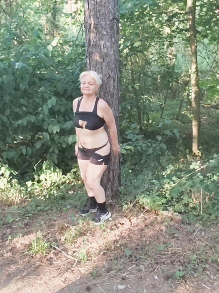 Sofy13: Hraji malou děvku v lese, čekám na dobrého ptáka