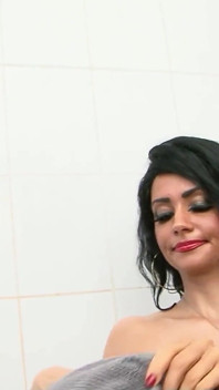 Matură sexy cu țâțe mari Ivannah futută de o pulă neagră uriașă în sex interrasial