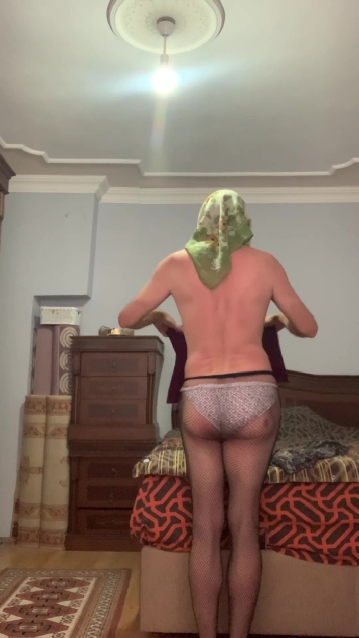 cd_aysemmm: Моя мачеха примеряет одежду