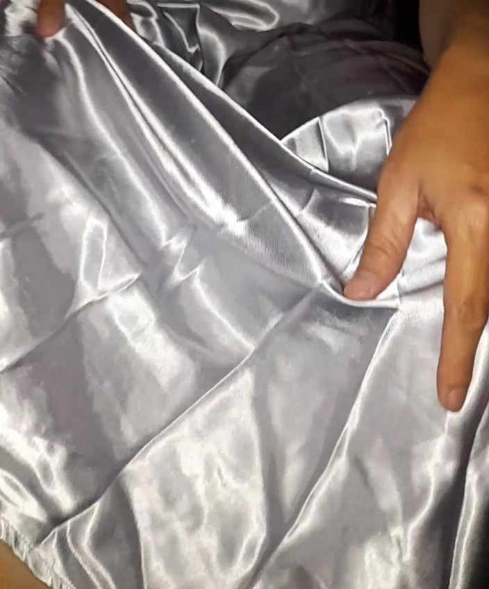 Naomisinka: Arabada gümüş saten uzun elbise giyerek mastürbasyon yapıyor