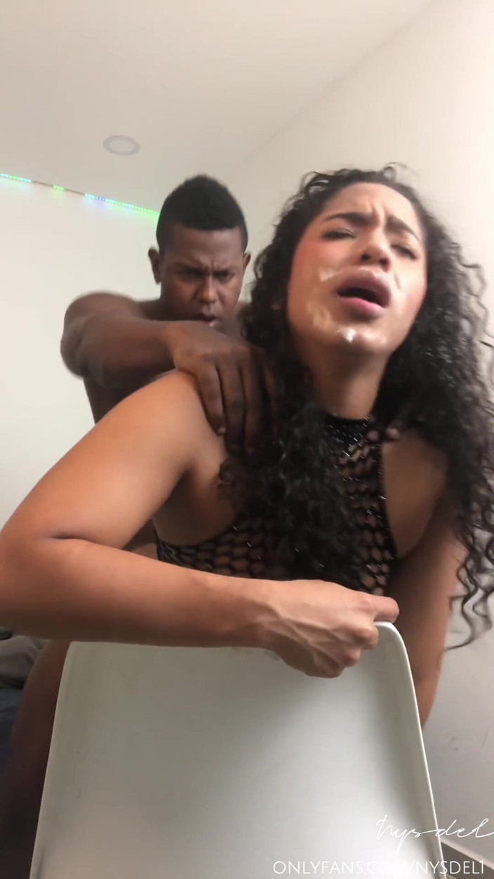 Nysdel: Cewek sange ini pertama kali bikin pria ini crot di...