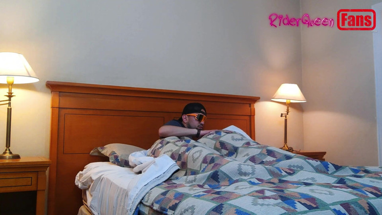 Riderqueen: Videos para fanáticos: mi hijastro viene a mi cama para...